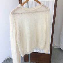 Load image into Gallery viewer, Vintage creme angora pull, size M