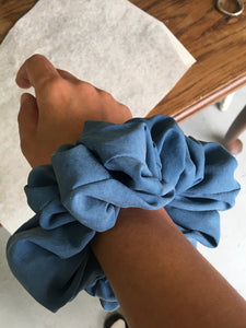 Blue scrunchie made of vintage silk, handmade by YV, size M