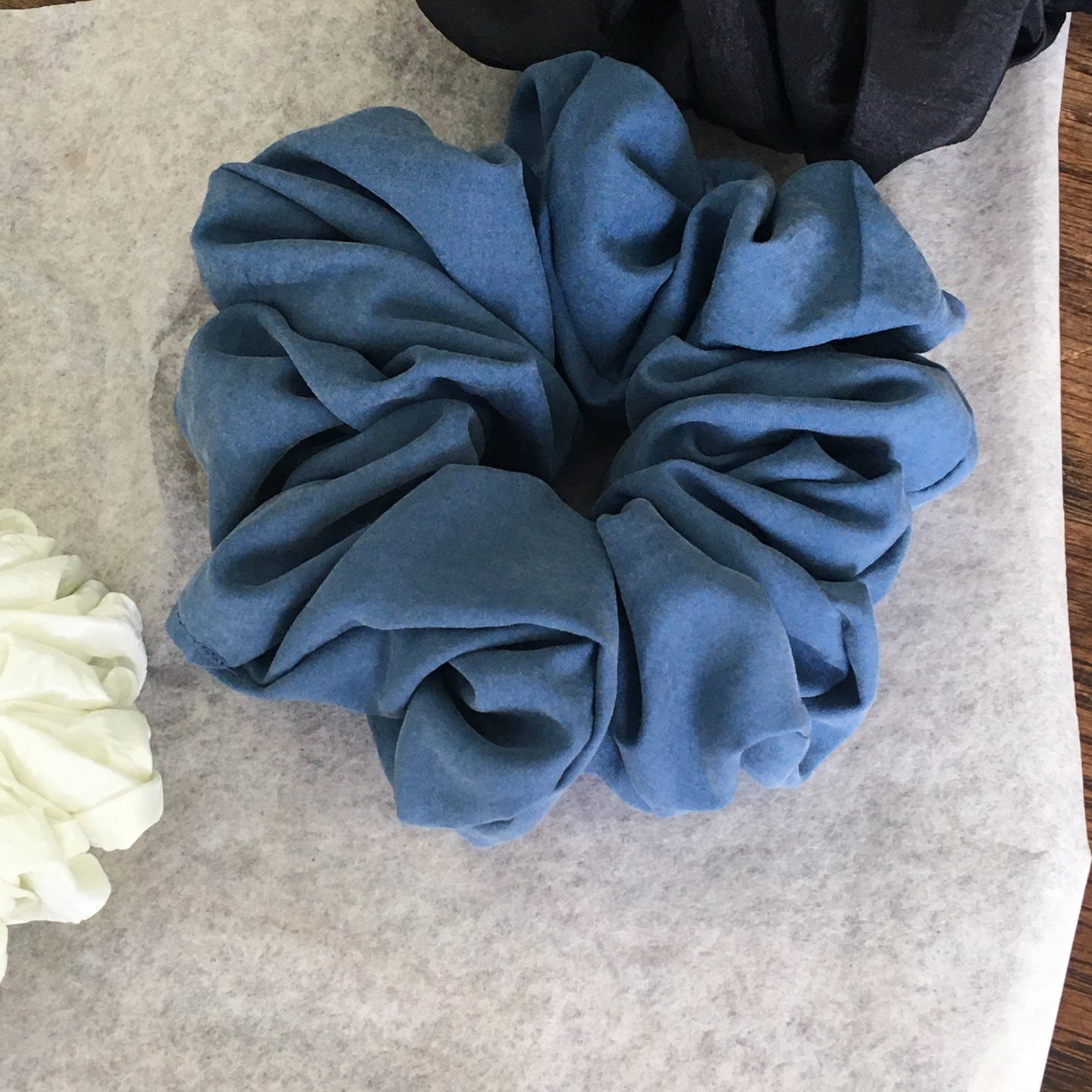 Blue scrunchie made of vintage silk, handmade by YV, size M