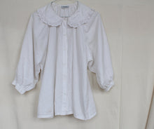 Load image into Gallery viewer, Vintage white cotton blouse with embroidered collar, size S/M