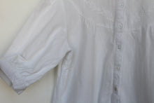 Load image into Gallery viewer, Vintage white cotton blouse, size S/M