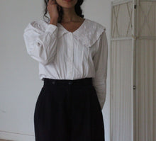 Load image into Gallery viewer, Vintage white cotton big collar blouse, size S