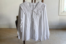 Load image into Gallery viewer, Vintage white cotton big collar blouse, size S
