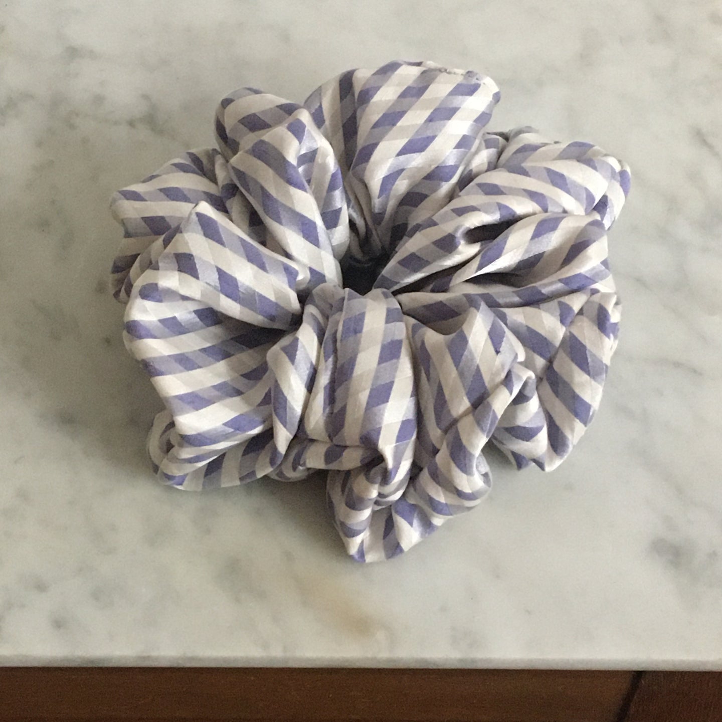 Handmade scrunchie made of vintage fabric (medium)