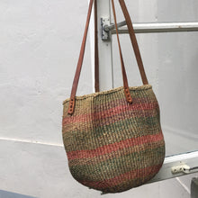 Load image into Gallery viewer, Vintage sisal bag in soft colors